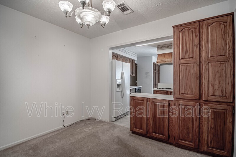 121 Elmwood St - Photo 6 of 34