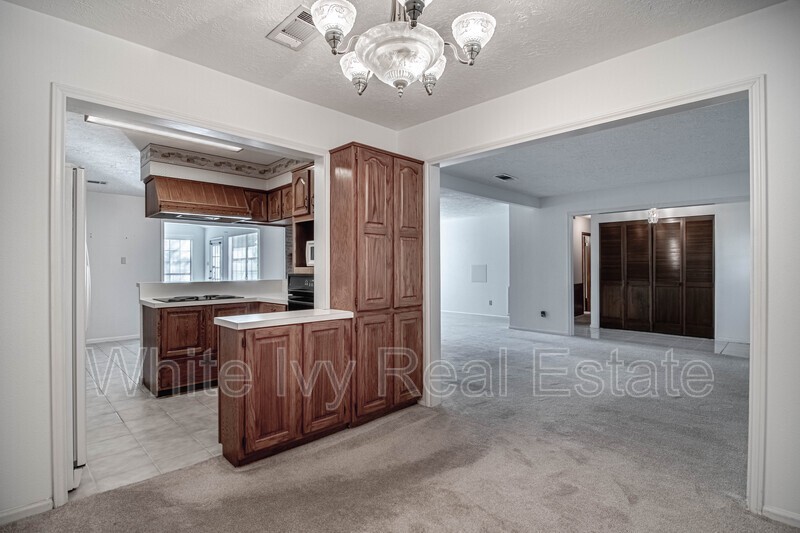 121 Elmwood St - Photo 7 of 34