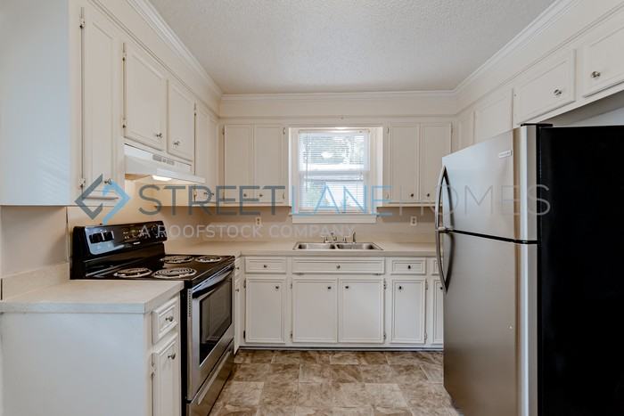 2721 Parkwood Dr - Photo 3 of 21