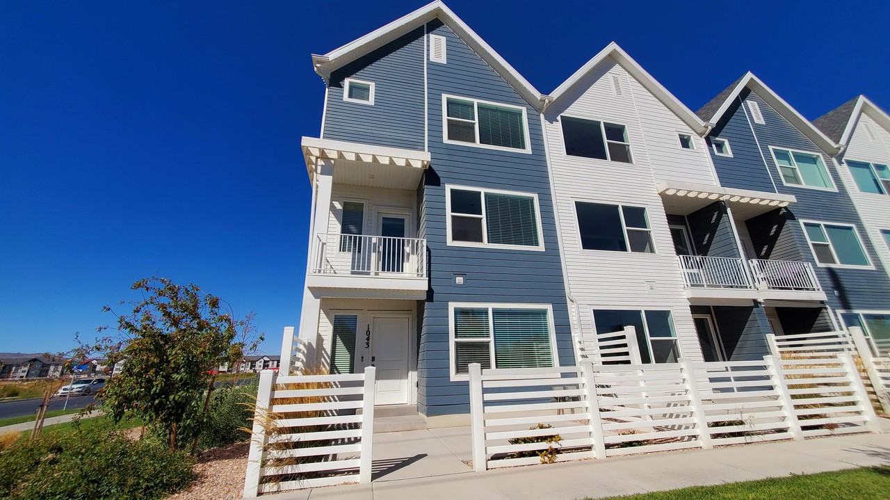 1043 E Batten Ct #1 - Photo 3 of 31