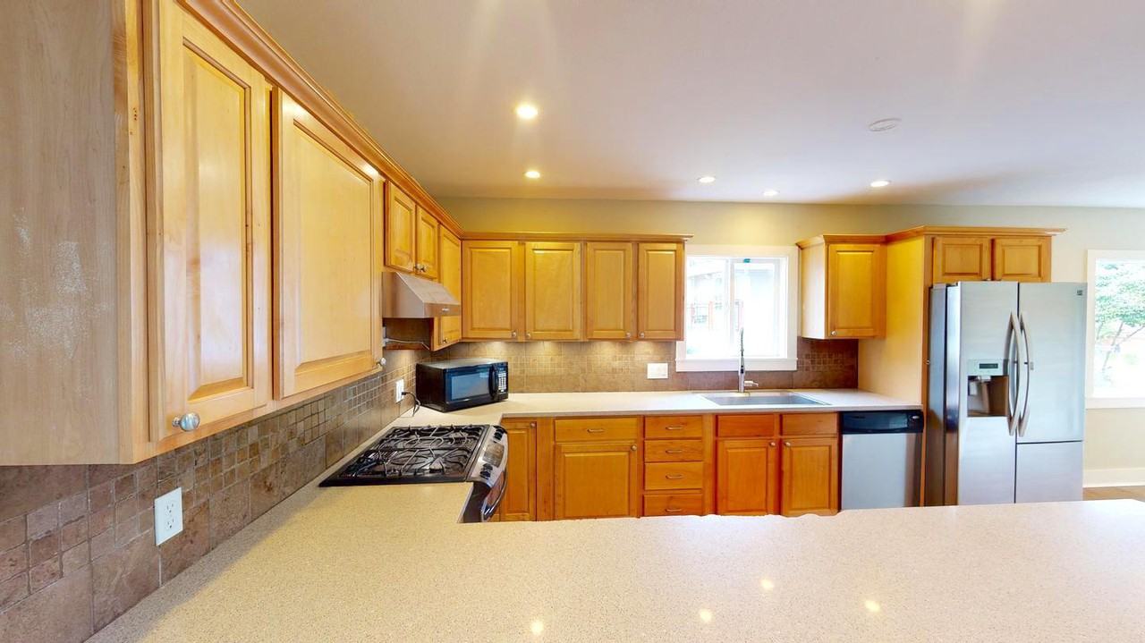 Stylish Beacon Hill duplex near 1 Line Stop with big yard - Photo 5 of 23