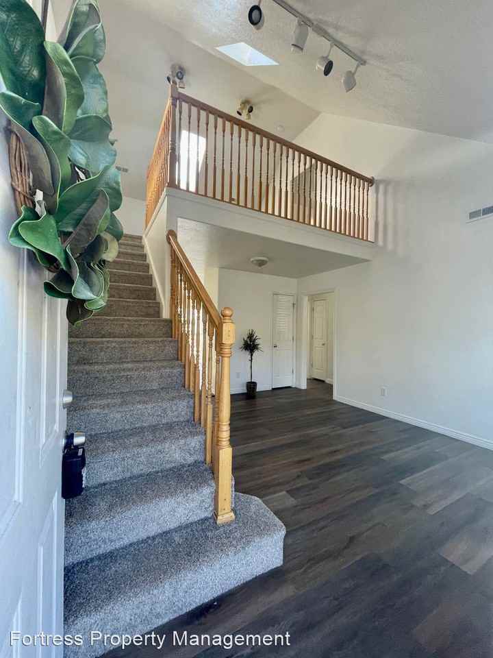 861/863 Sullivan Rd - Photo 2 of 24