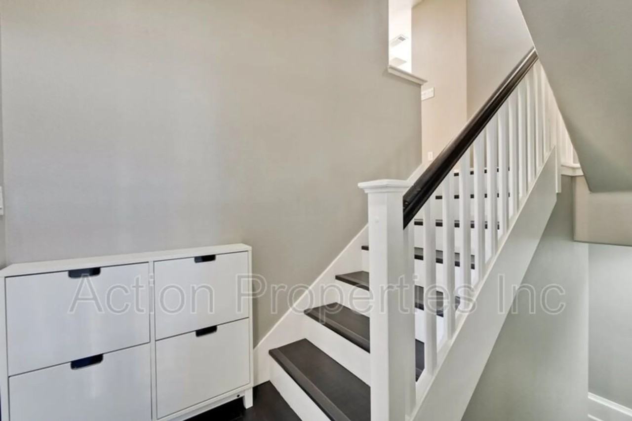 909 Camille Ln - Photo 3 of 26