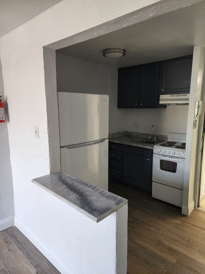 222 Maple St Ne - Photo 2 of 18