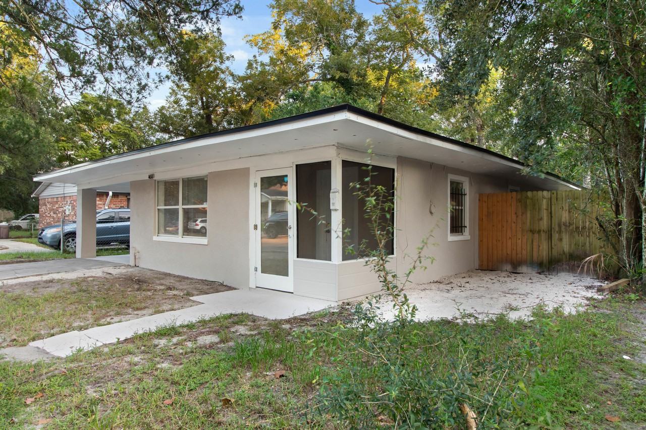 1036 W 24th St #1 - Photo 2 of 13