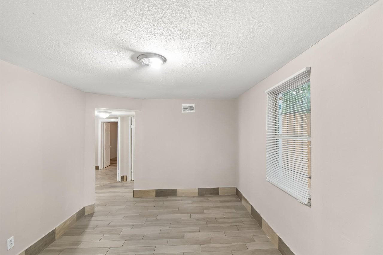 1036 W 24th St #1 - Photo 3 of 13