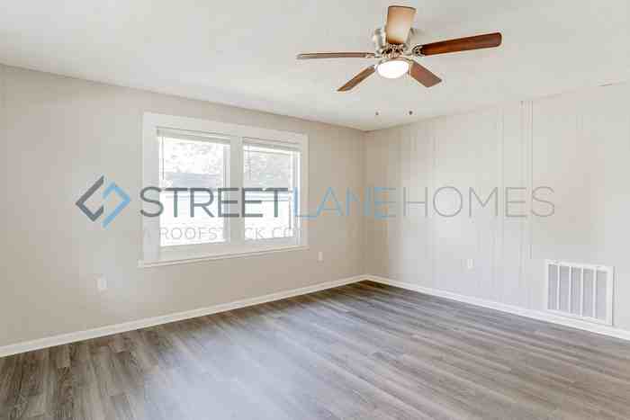 310 B St - Photo 3 of 16