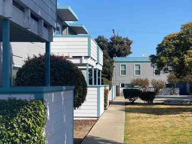 1881 Baker St - Photo 4 of 17