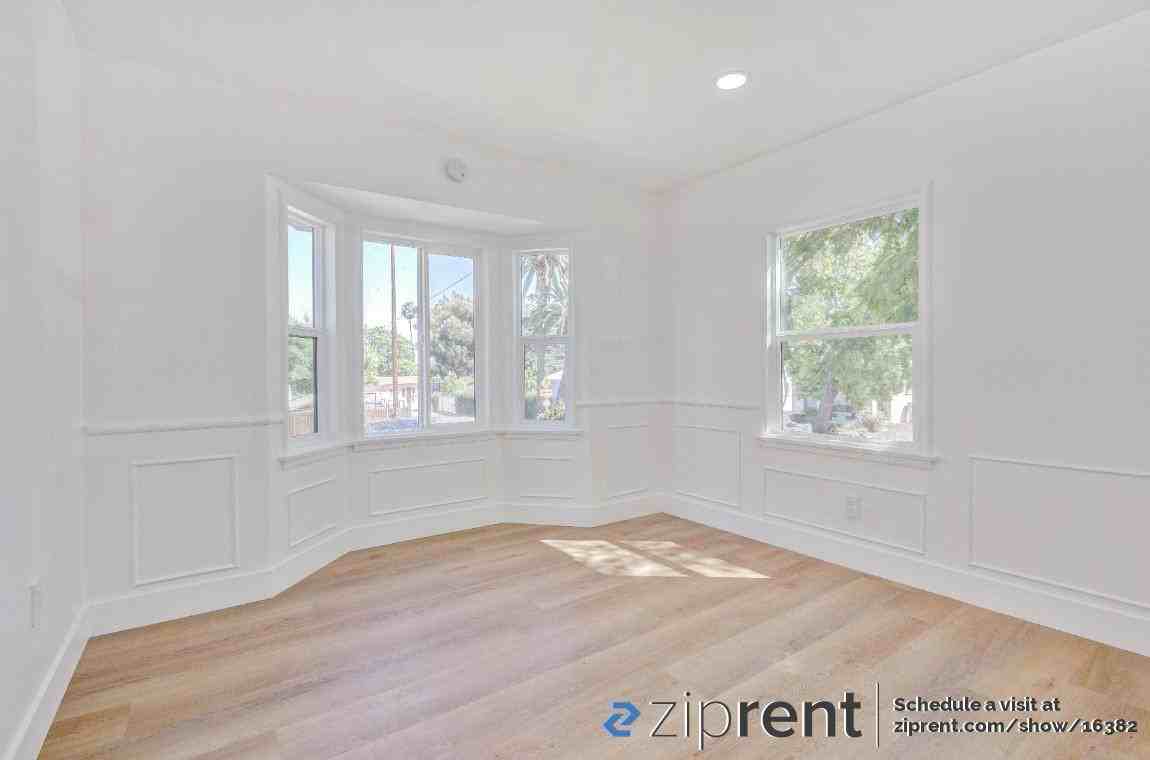153 N Hanford Ave - Photo 3 of 20