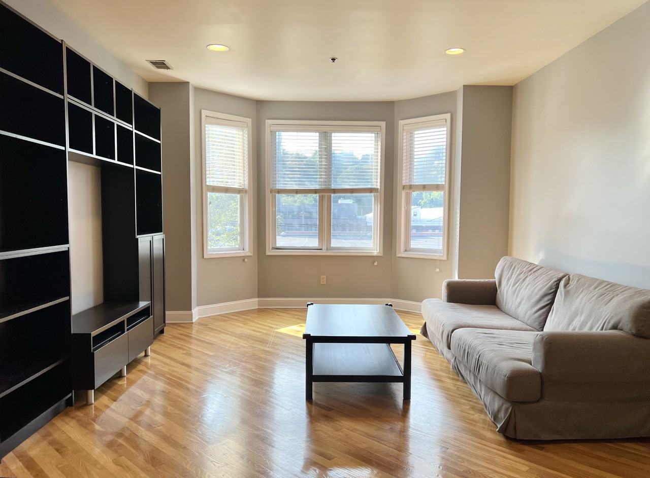 915 Madison St #4C - Photo 2 of 9