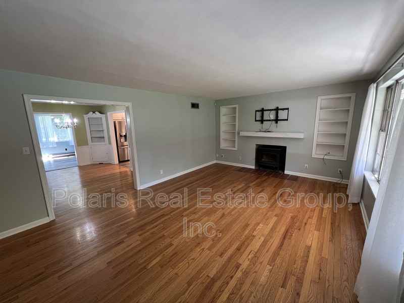 1122 Ivy Ln - Photo 2 of 22