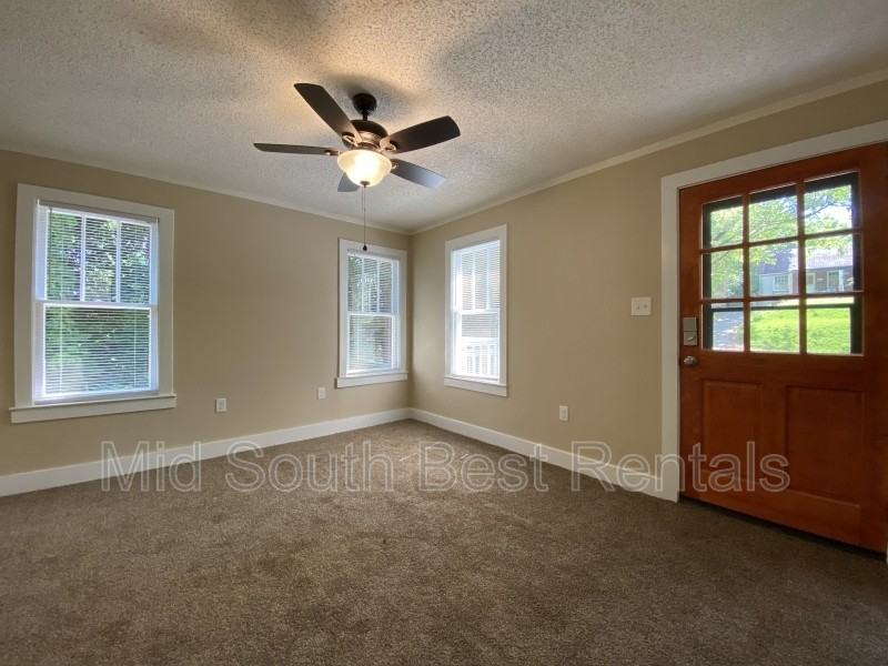 2905 Broadway St - Photo 2 of 8