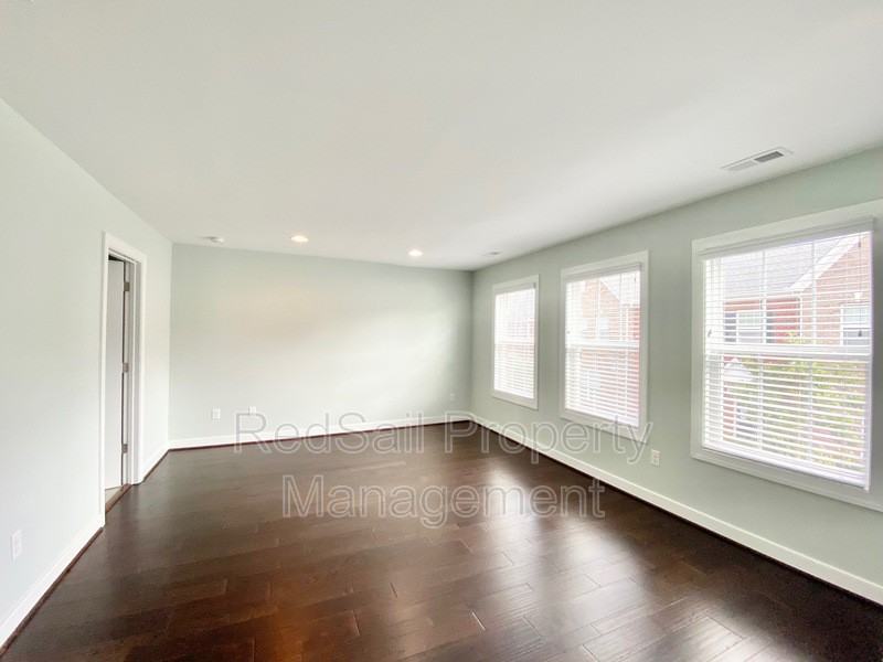 4808 Village Walk - Photo 7 of 23