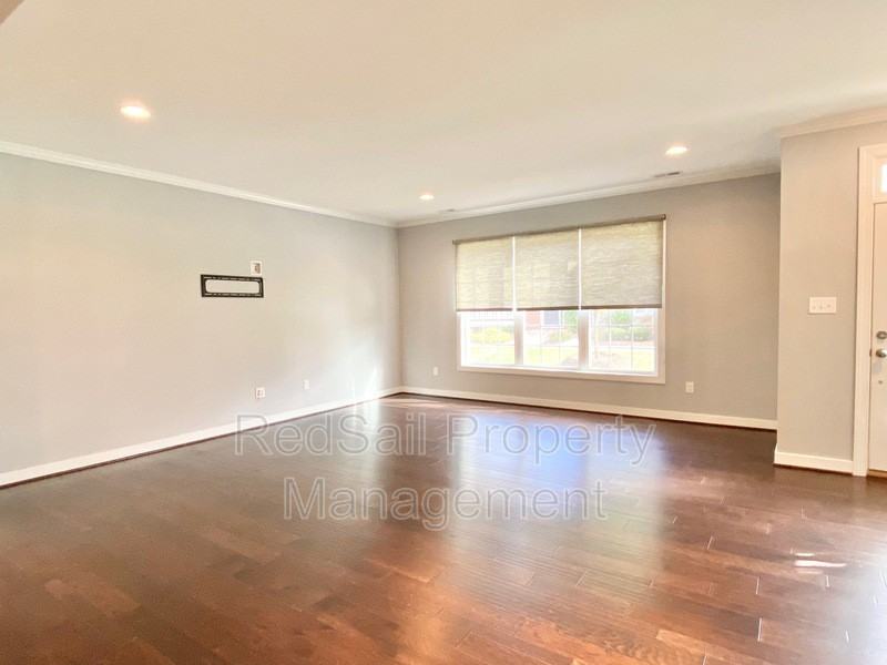 4808 Village Walk - Photo 4 of 23