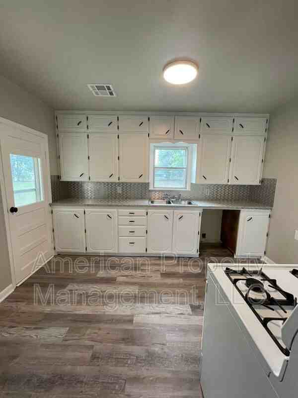 814 N Hodge St - Photo 4 of 11