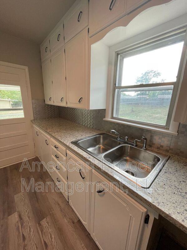 814 N Hodge St - Photo 5 of 11