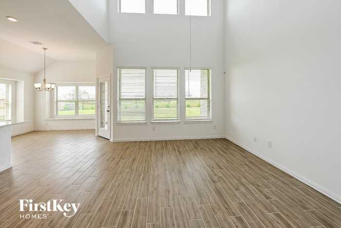 14915 Lake Shore Ave - Photo 2 of 15