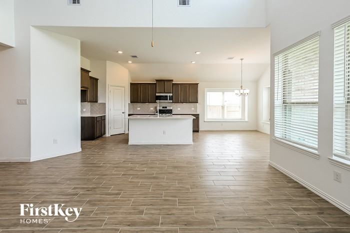 14915 Lake Shore Ave - Photo 3 of 15