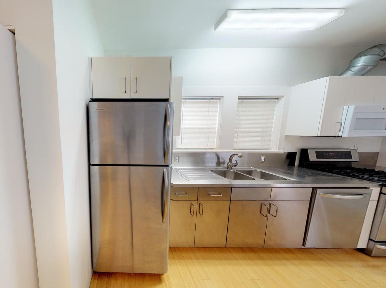 Beautiful West Oakland home with lovely backyard - Photo 6 of 21