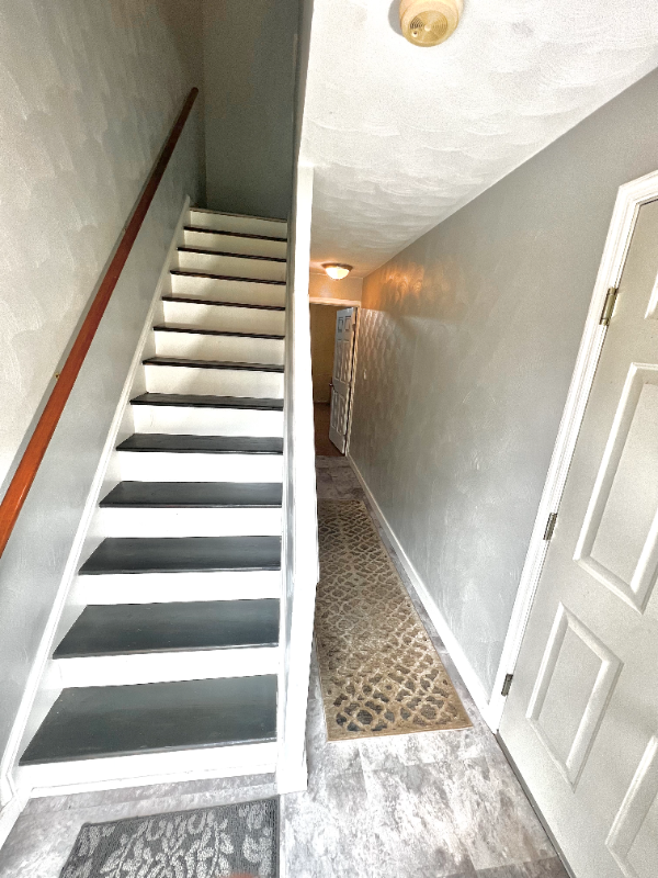 1010 Pinoak Ct - Photo 2 of 18