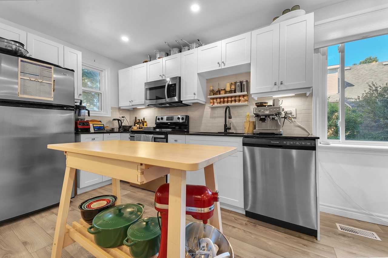 616 Grosvenor St - Photo 2 of 18