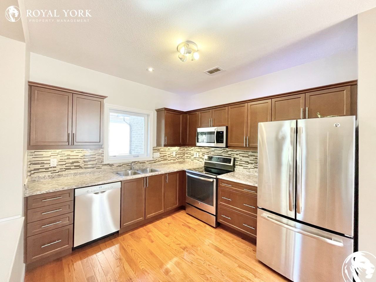 308 Phyllis St - Photo 2 of 29