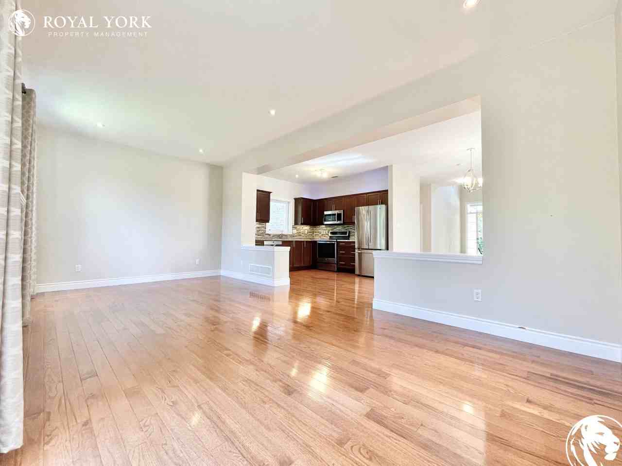 308 Phyllis St - Photo 3 of 29