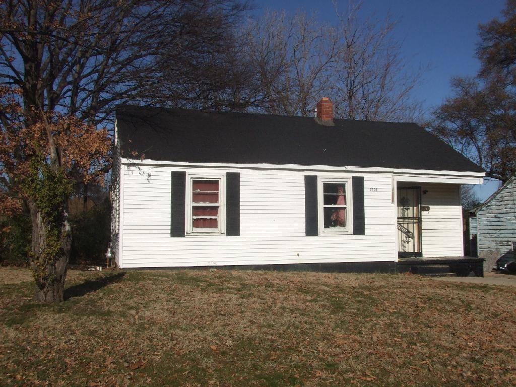 2702 Lola Ave - Photo 2 of 3