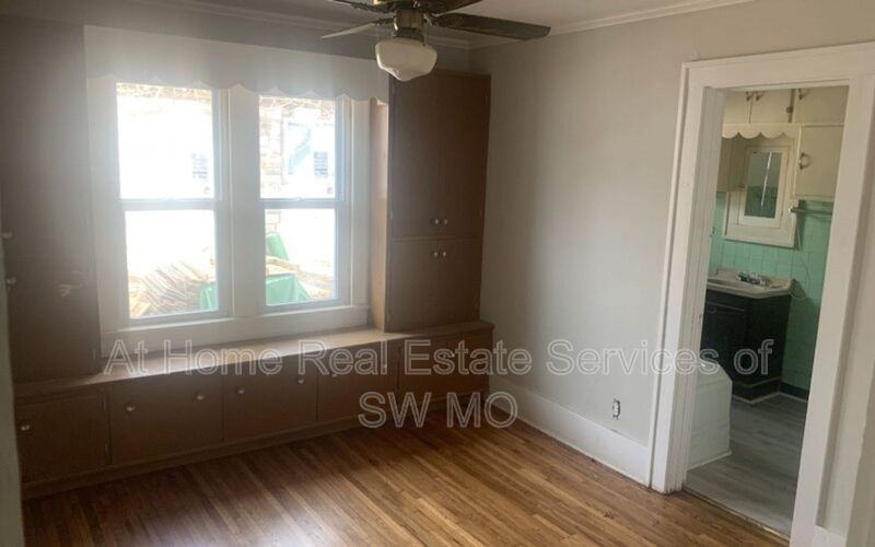 521 S Warren Ave - Photo 2 of 3