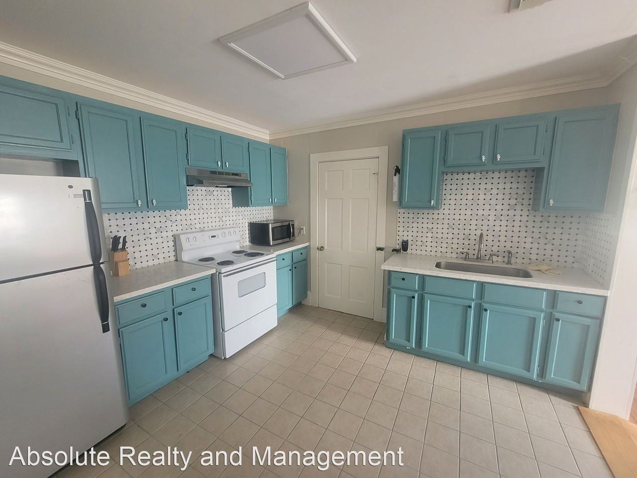 1006 Sealy St - Photo 3 of 10