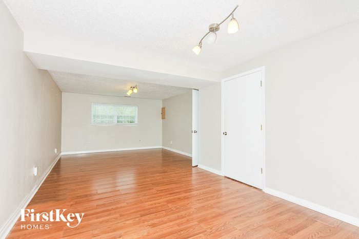 2105 Cromwell Ct - Photo 3 of 15
