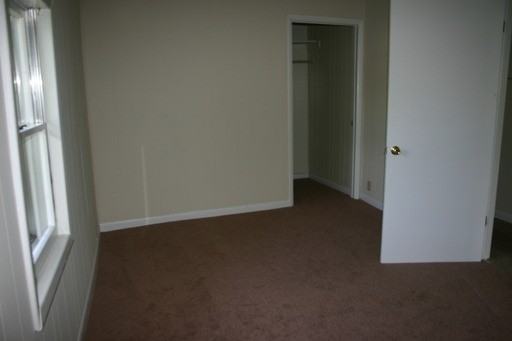 402 S Smith St - Photo 2 of 3
