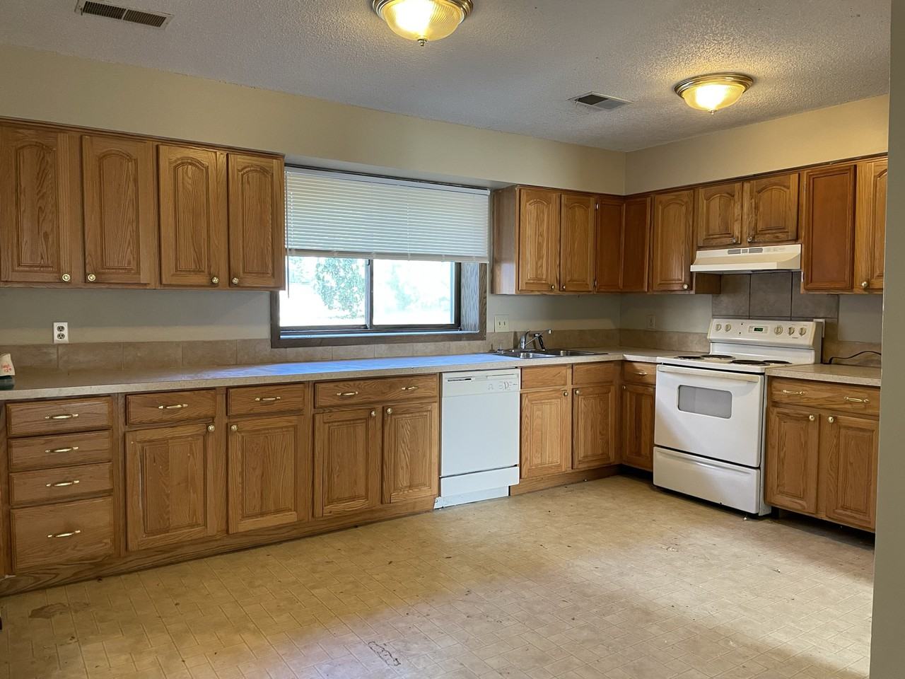 1766 Silver Bell Rd - Photo 3 of 10