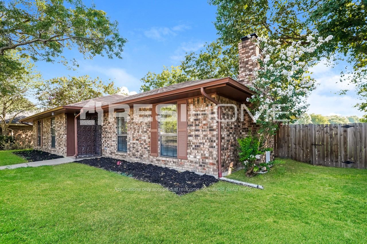 402 Ash Ln - Photo 3 of 23