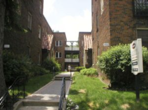 484486 Oriole Pkw Apartments in Chaplin Estates, Toronto, ON M5P 2H8 Zumper