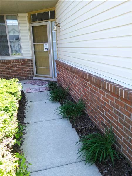 1192 Wright Ln - Photo 3 of 8