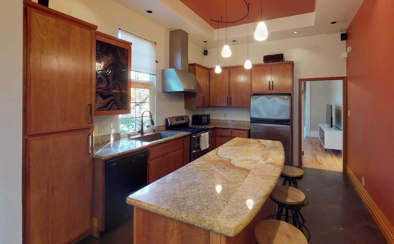 Classic Downtown Oakland Victorian with back patio - Photo 2 of 10