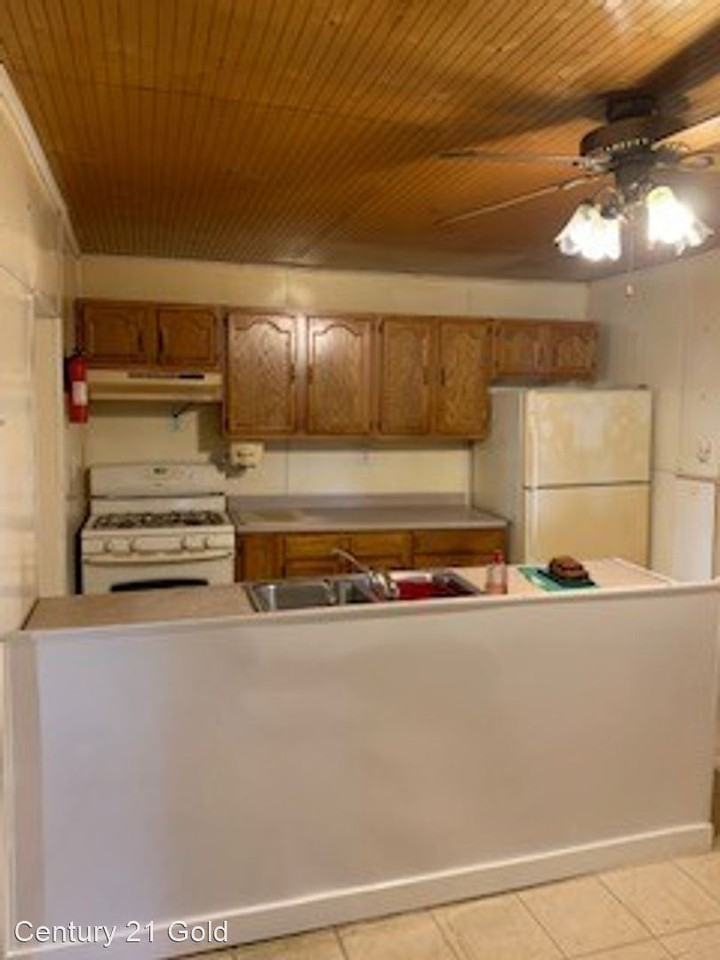 886 Laurel Rd - Photo 2 of 10