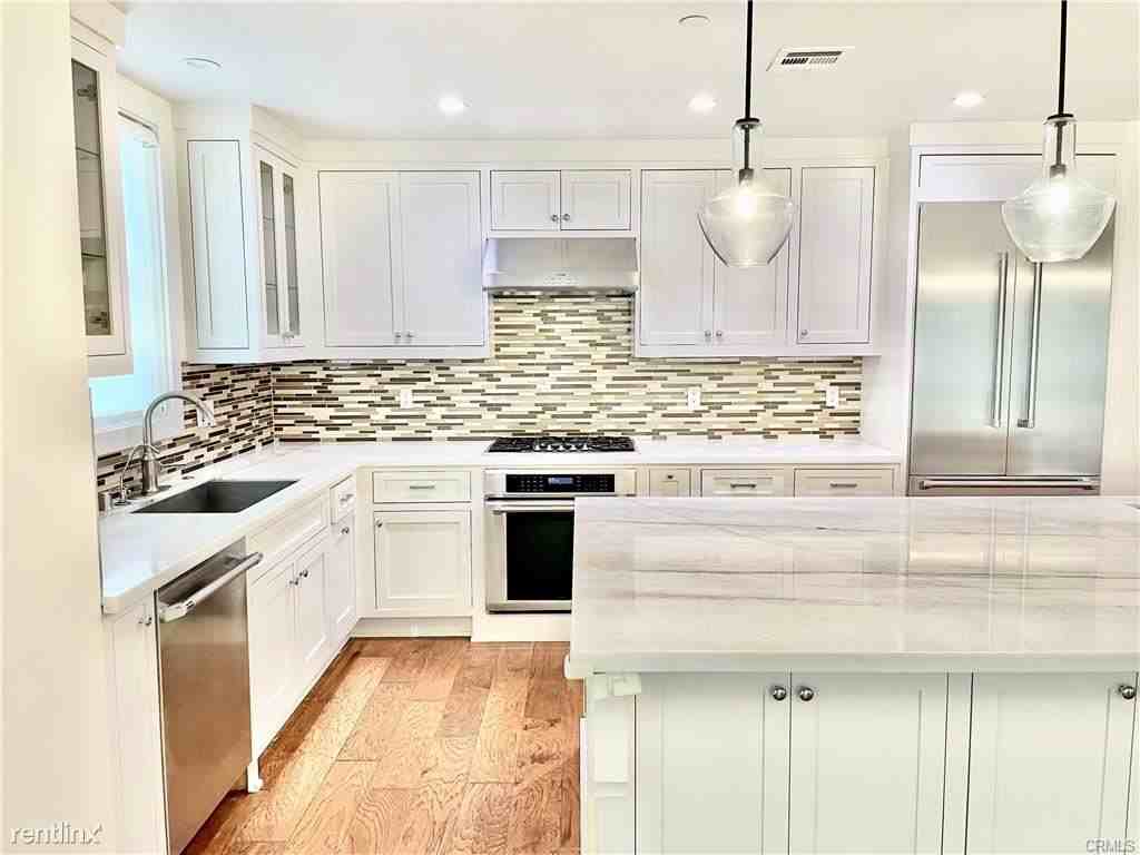 705 S Mentor Ave - Photo 2 of 9