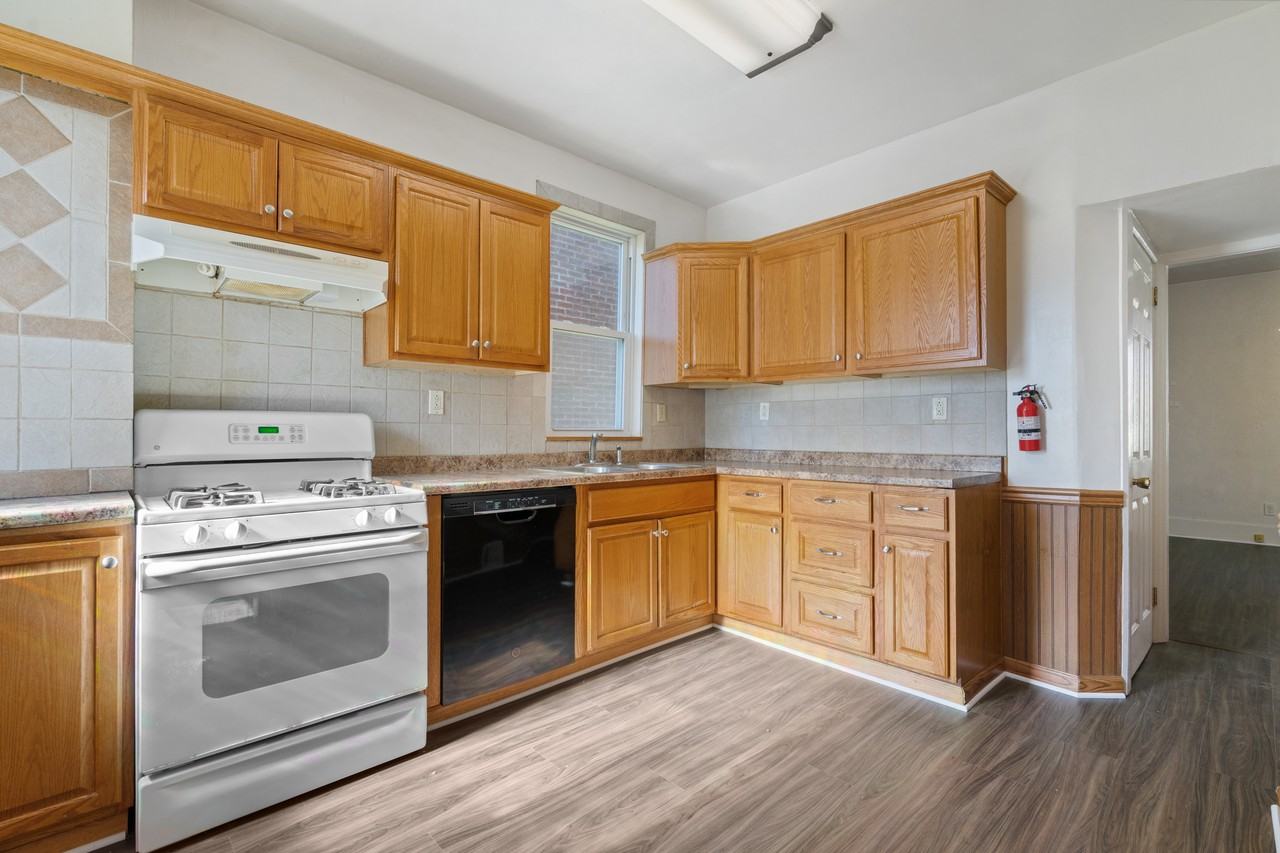 1305 Wisconsin Ave - Photo 7 of 18