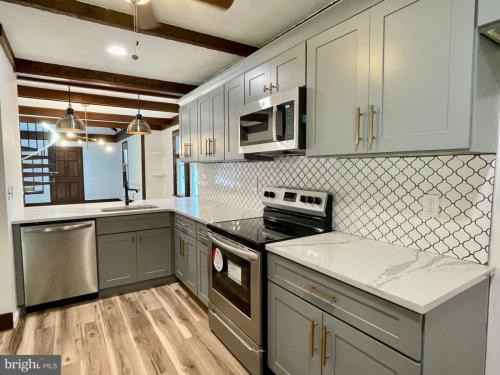 1017 Linwood Ave - Photo 2 of 26