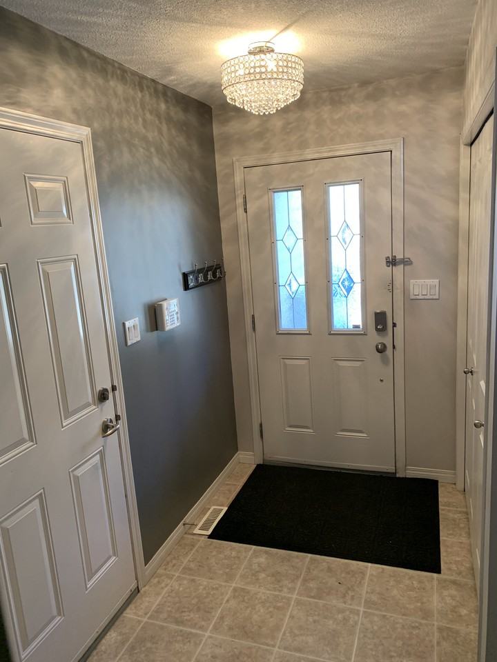 Spacious 3 bed 2.5 bath townhouse in Morinville*Single attached garage*deck! - Photo 2 of 36