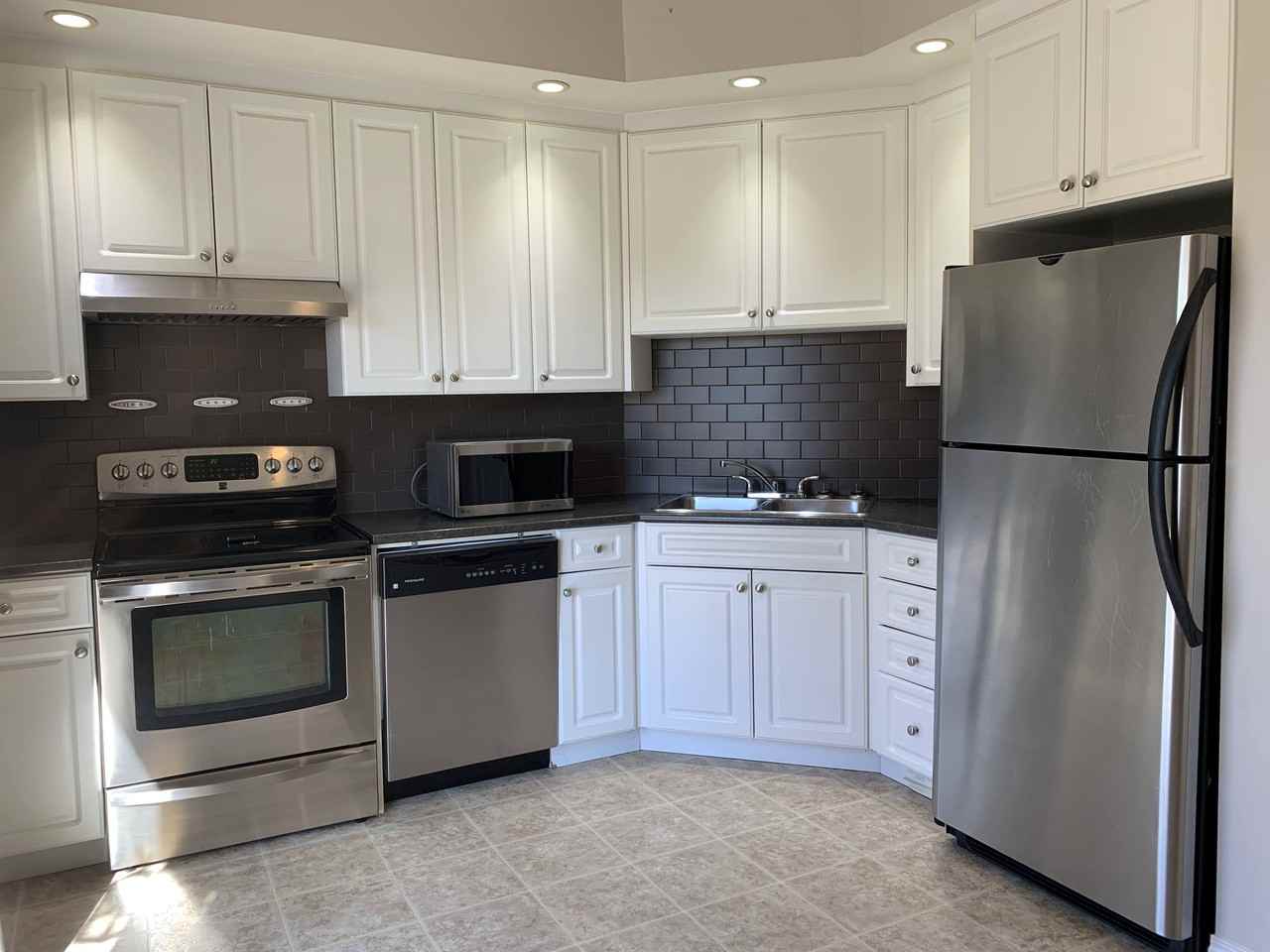 Spacious 3 bed 2.5 bath townhouse in Morinville*Single attached garage*deck! - Photo 3 of 36