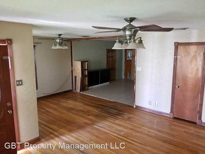 207 N D Ave - Photo 2 of 5