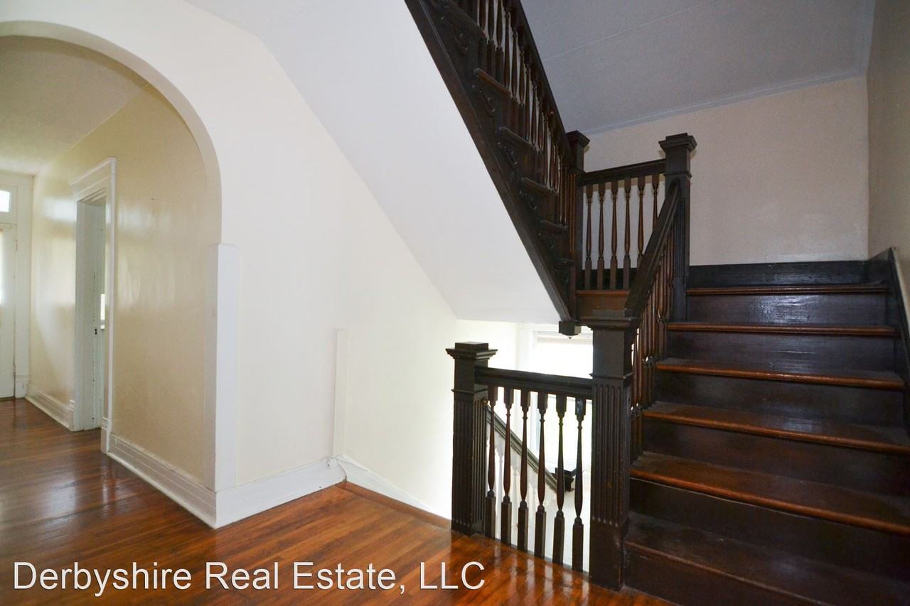 218 Warwick Ln - Photo 2 of 9