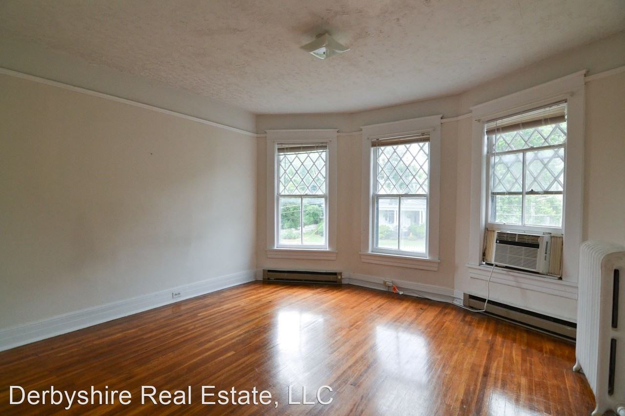 218 Warwick Ln - Photo 3 of 9