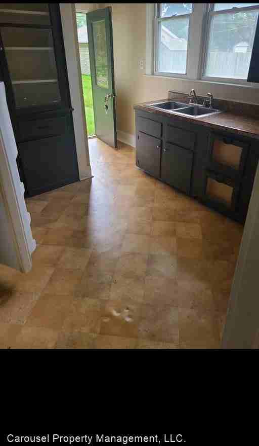 1332 E Walnut St - Photo 3 of 5
