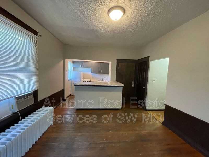 633 W State St #2B - Photo 2 of 6