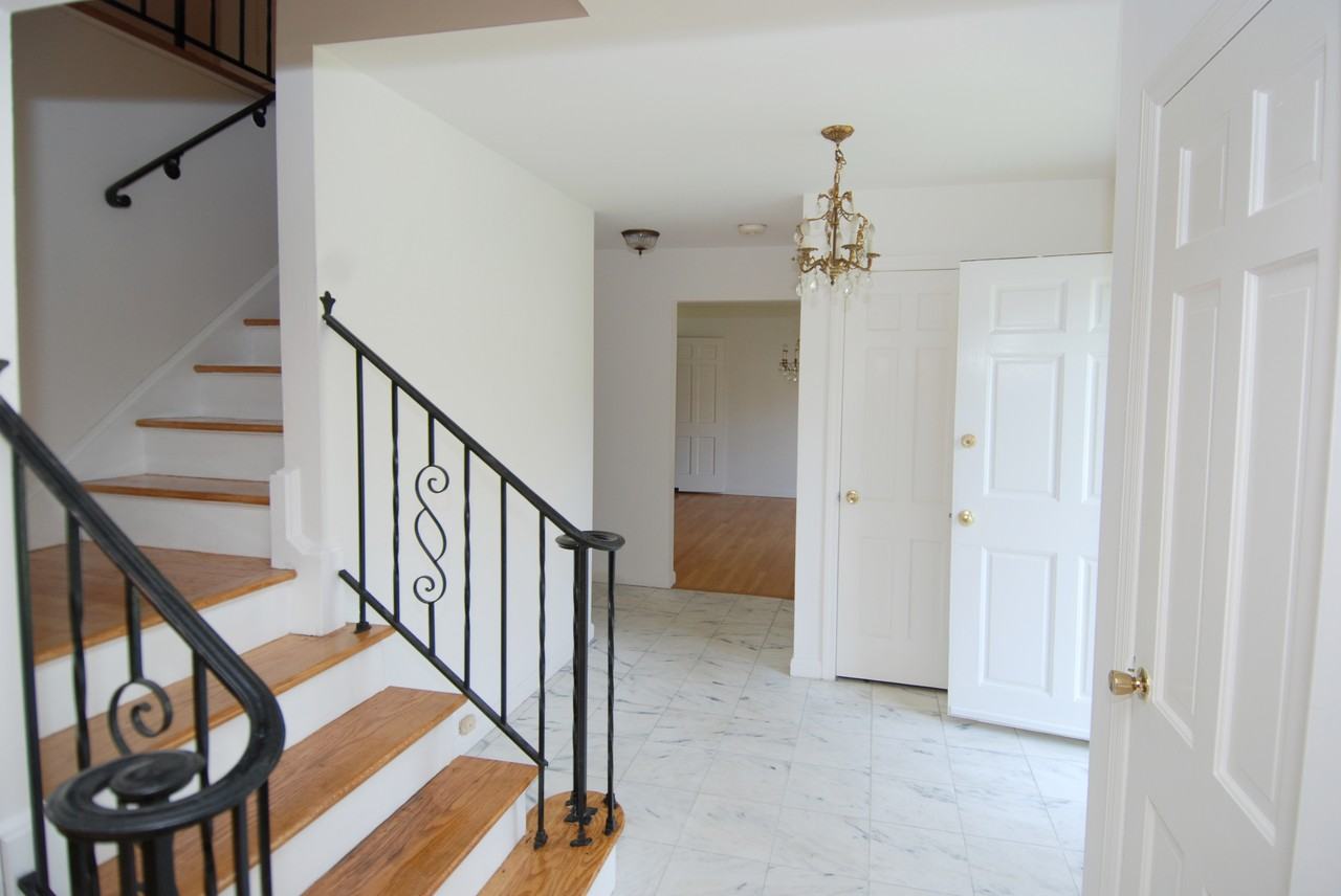 380 Beechmont Dr - Photo 2 of 9