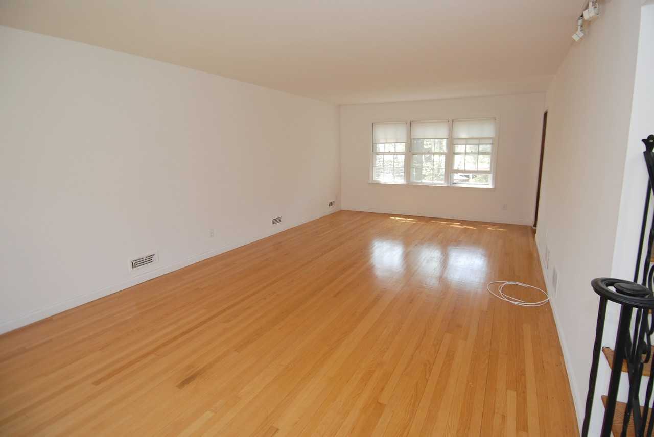 380 Beechmont Dr - Photo 3 of 9